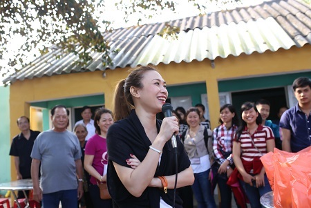 Mỹ Tâm làm vũ công phụ họa cho các cụ già - 8 Đích thân Mỹ Tâm tận tay trao những phần qua Tết ấm áp cho bà con nghèo tại quê hương mình.