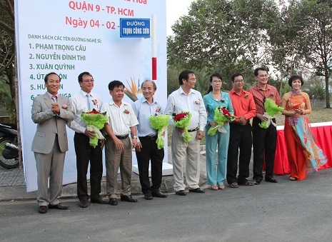 Người thân gia đình của các cố văn nghệ sĩ vui mừng trước sự kiện ý nghĩa.