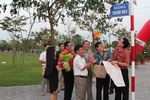 Gia đình NSƯT Thanh Nga hạnh phúc mở bảng tên đường của nữ nghệ sĩ.