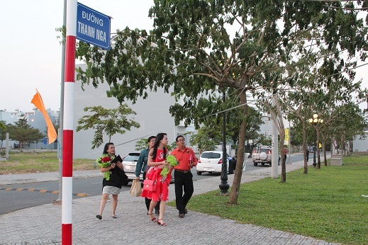 Gia đình nghệ sĩ Hà Linh và Gia Bảo đi dạo trên con đường được đặt tên của NSƯT Thanh Nga.