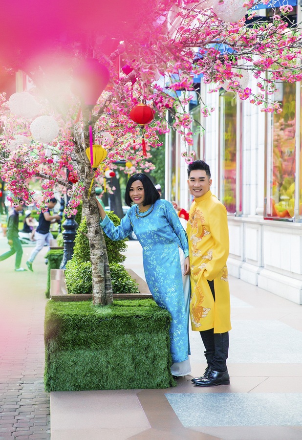 Phương Thanh cùng Quang Hà diện áo dài dạo Tết sớm - 1 Là hai ca sĩ thân thiết trong nghề, cả hai thường hỗ trợ cho nhau trong một số chương trình.