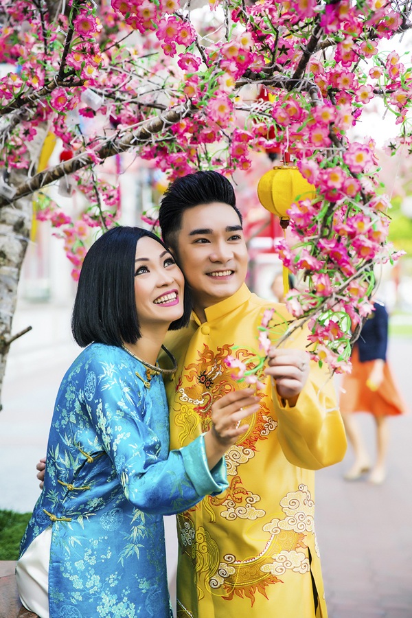 Phương Thanh cùng Quang Hà diện áo dài dạo Tết sớm - 2 Là hai ca sĩ thân thiết trong nghề, cả hai thường hỗ trợ cho nhau trong một số chương trình.
