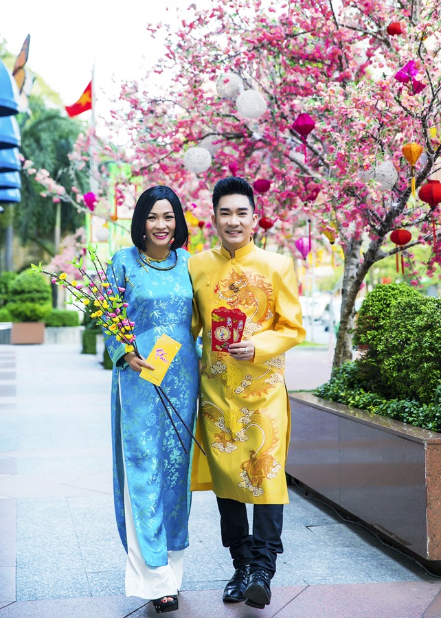 Phương Thanh cùng Quang Hà diện áo dài dạo Tết sớm - 3 Là hai ca sĩ thân thiết trong nghề, cả hai thường hỗ trợ cho nhau trong một số chương trình.
