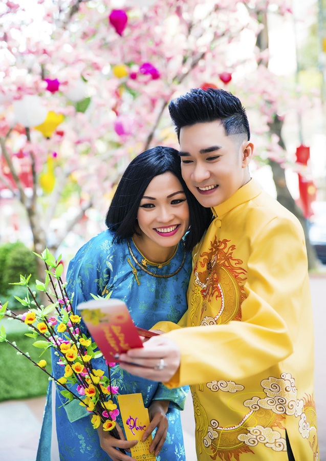 Phương Thanh cùng Quang Hà diện áo dài dạo Tết sớm - 4 Là hai ca sĩ thân thiết trong nghề, cả hai thường hỗ trợ cho nhau trong một số chương trình.
