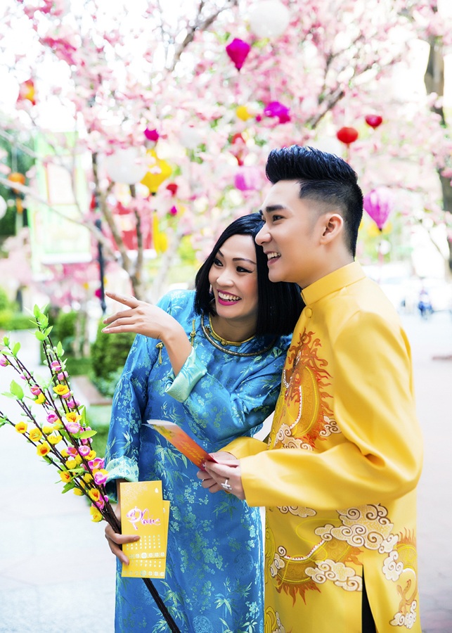 Phương Thanh cùng Quang Hà diện áo dài dạo Tết sớm - 5 Cả hai cùng nhau diện áo dài và hòa vào không khí rộn ràng của những ngày cuối năm.