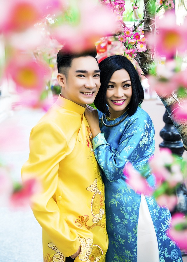 Phương Thanh cùng Quang Hà diện áo dài dạo Tết sớm - 6 Hiện tại Quang Hà đang ở Mỹ cho chuyến lưu diễn Tết phục vụ bà con kiều bào xa quê.