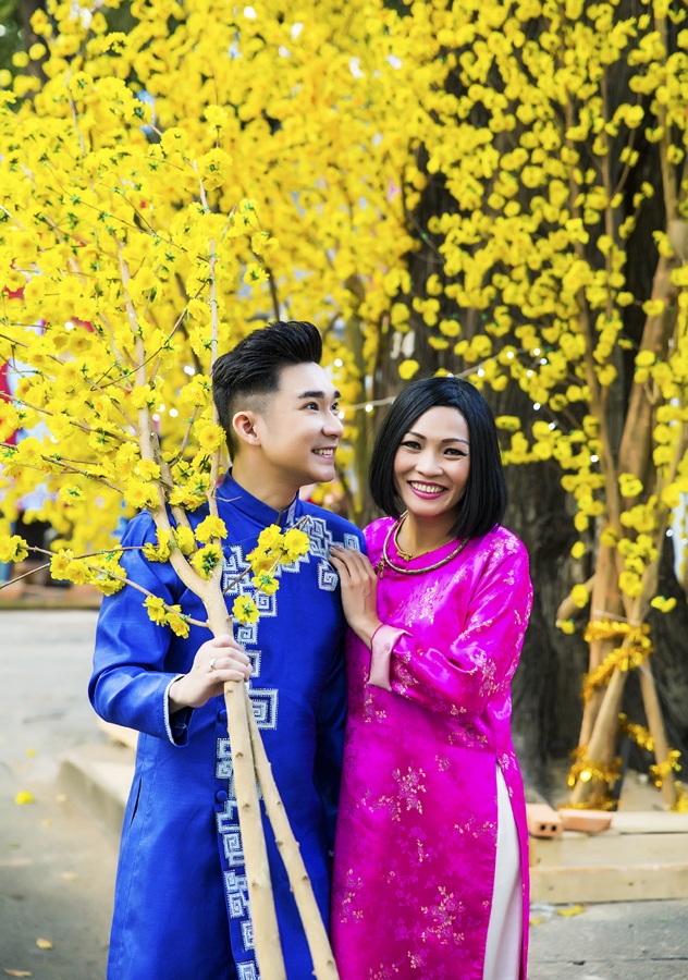 Phương Thanh cùng Quang Hà diện áo dài dạo Tết sớm - 8 Trong khi đó Phương Thanh cũng đang tất bật với công việc cuối năm.