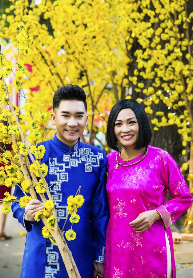 Phương Thanh cùng Quang Hà diện áo dài dạo Tết sớm - 9 Về công việc, Quang Hà cũng vừa mới ra mắt một album ca nhạc trước khi đi Mỹ lưu diễn.