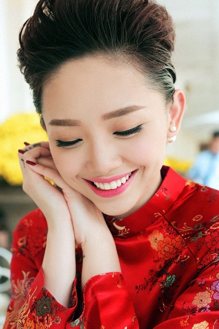 Tóc Tiên rực rỡ áo dài đón nàng xuân - 2 Nụ cười rạng rỡ hiện rõ trên gương mặt của cô nàng Tóc Tiên trong những ngày xuân đến.