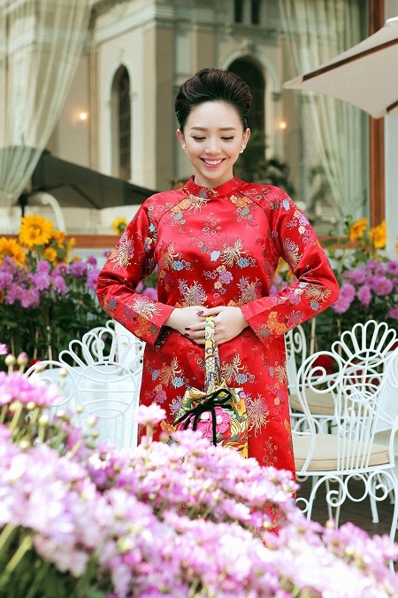 Tóc Tiên rực rỡ áo dài đón nàng xuân - 4 Nụ cười rạng rỡ hiện rõ trên gương mặt của cô nàng Tóc Tiên trong những ngày xuân đến.