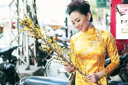 Tóc Tiên rực rỡ áo dài đón nàng xuân - 7 Nữ ca sĩ cũng đang được truyền thông ví như một Nữ hoàng nhạc dance mới của làng nhạc Việt.