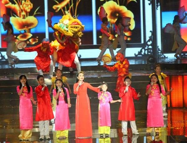 Đội Cẩm Ly trở thành quán quân “Vợ chồng mình hát” - 3 Cẩm Ly cùng 6 học trò nhí tái ngộ trong Tết đoàn viên