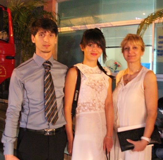 Cô gái mang hai dòng máu Việt - Bulgaria (giữa) cùng mẹ và một người bạn