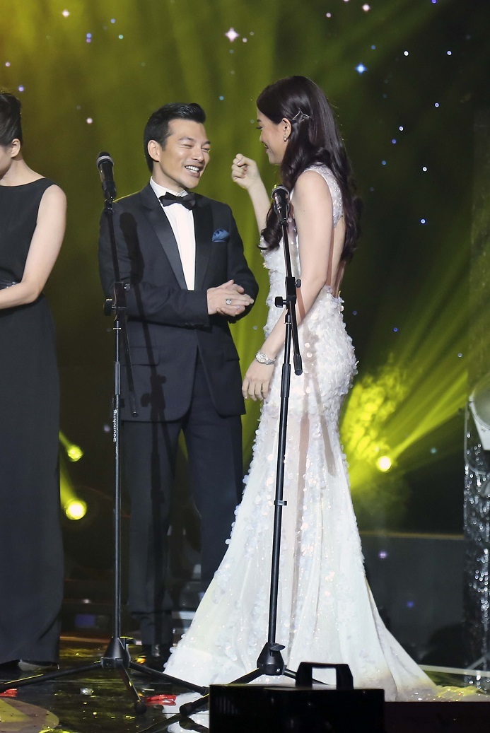 Trương Ngọc Ánh ngượng ngùng ôm chồng cũ trên sân khấu