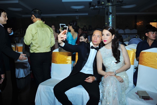 Hình ảnh tình cảm của Trương Ngọc Ánh và Kim Lý khi vào bên trong sân khấu.