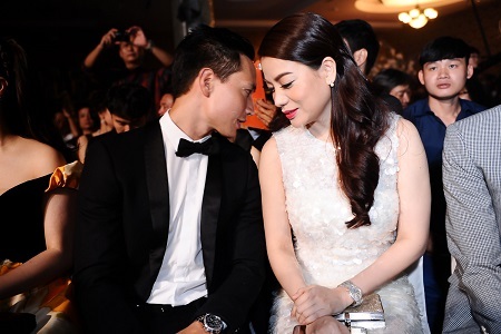 Trương Ngọc Ánh "ngượng ngùng" ôm chồng cũ trên sân khấu - 10 Cả hai liên tục thì thầm nói chuyện cùng nhau mặc cho nhiều ống kính hướng về mình.