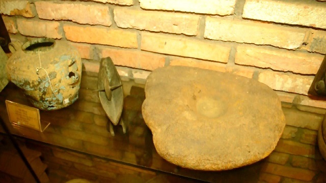  Thuyền tán bằng đá có từ thời nguyên thủy