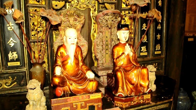 Tôn tượng của Thiền sư Tuệ Tĩnh và danh y Lê Hữu Trác.