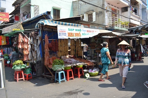 Một sạp bán khô tại chợ Campuchia.