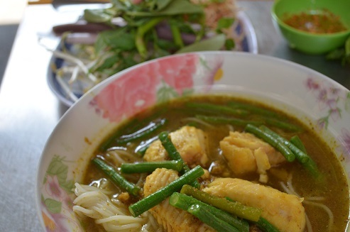 Một tô bún Num-bò-chóc không thể thiếu món rau sống ăn kèm