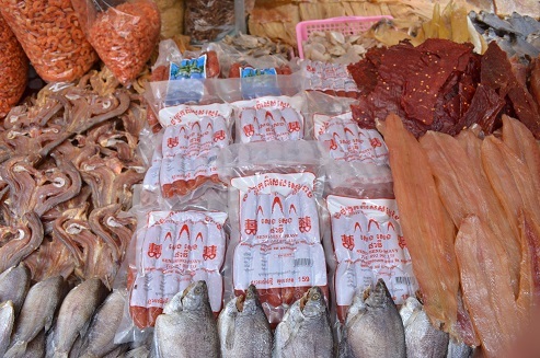 Nhiều đặc sản khô bày bán trên sạp