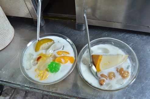 Hai chén chè có màu sắc bắt mắt