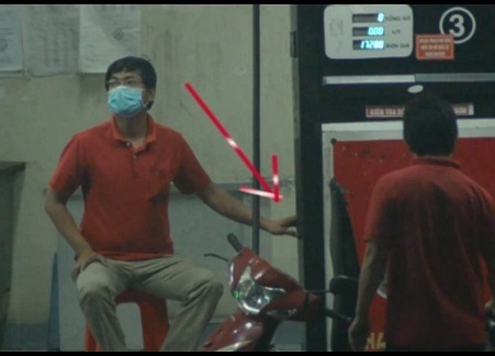 “Bóc mẽ” trò gian lận trắng trợn tại một cây xăng ở Bình Dương - 2 “Bóc mẽ” trò gian lận tại một cây xăng ở Bình Dương