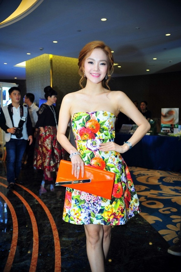 Chấm điểm top 10 sao Việt mặc đẹp tuần qua - 7 Chọn chiếc váy hoa ngắn để tham dự sự kiện,
