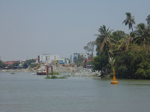 Công trường lấp sông Đồng Nai nhìn từ phía cù lao xã Hiệp Hòa.