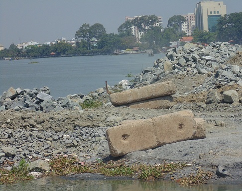 Đá tảng khi được đẩy xuống sông, nhìn trên mặt nước sẽ