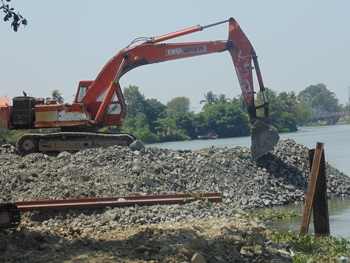 Đoạn sông sát với cù lao xã Hiệp Hòa bắt đầu được san lấp.