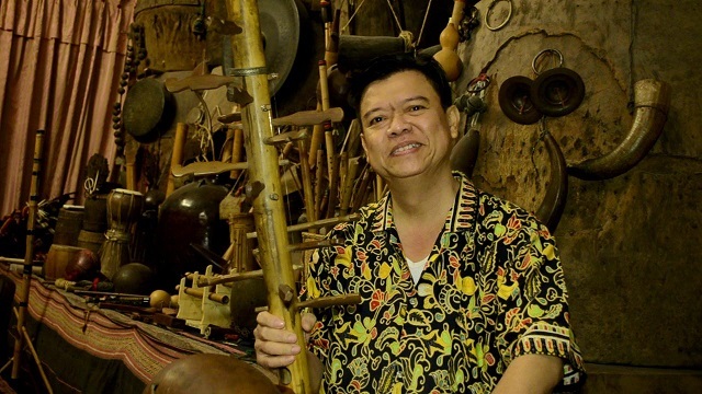 Nghệ sĩ Đức Dậu và cây đàn chapi gắn bó nhiều năm.