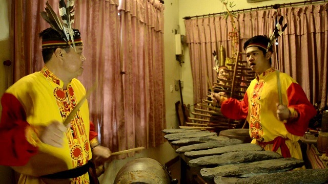 Nghệ sĩ Đức Dậu cùng con trai biểu diễn nhạc cụ.