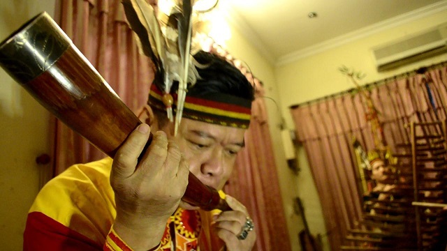 Nghệ sĩ Đức Dậu biểu diễn với nhạc cụ Tù và.