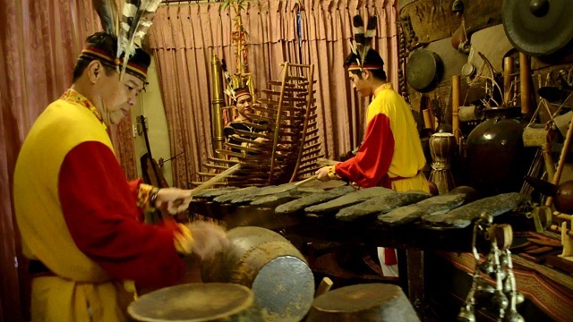 Màn biểu diễn của gia đình nghệ sĩ Đức Dậu dành tặng độc giả 