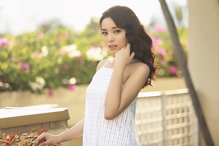 Hoa hậu Kỳ Duyên xinh lung linh trong ngày nắng mới