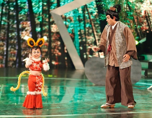 Cô bé “Tiểu hồ ly” 4 tuổi “hạ gục” giám khảo Vietnam’s got talent - 2 Cô bé diễn xuất rất ăn ý với các thành viên khác
