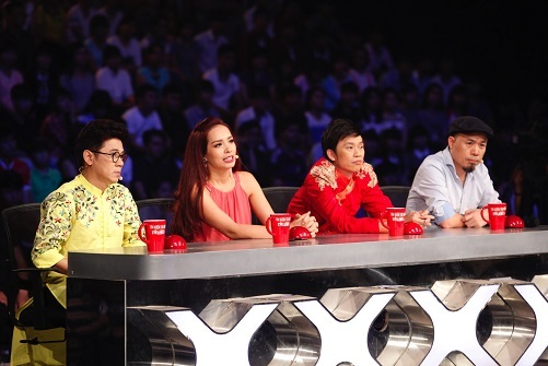 Cô bé Tiểu hồ ly “nghẹt thở” tiến vào chung kết Vietnam’s got talent - 4 Bốn thành viên ghế nóng đều căng thẳng trước khi đưa ra quyết định.