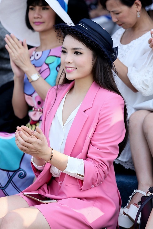 Hoa hậu Kỳ Duyên lại "mất điểm" vì trang phục "sến" - 3 Người đẹp cũng không quên dành những tràng pháo tay cổ vũ cho các cầu thủ thi đấu trên sân golf.