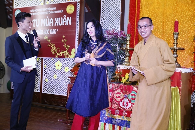 Thanh Lam cùng Quang Hà hát mừng "Khóa tu mùa xuân" - 2 Đều là những Phật tử đã quy y nên Thanh Lam và Quang Hà rất háo hức khi tham dự chương trình này.