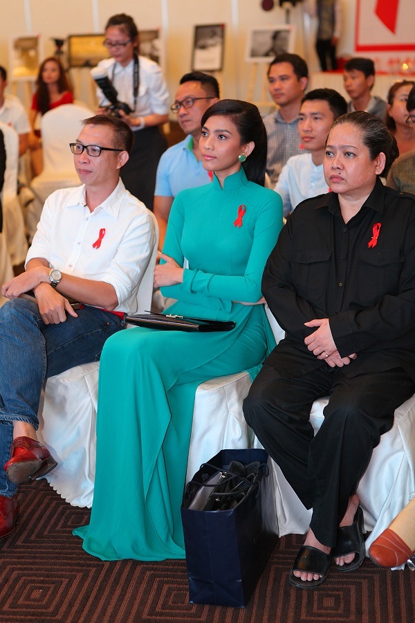 Người đẹp cùng với mẹ của mình xuất hiện giản dị tại sự kiện và chăm chú theo dõi chương trình.