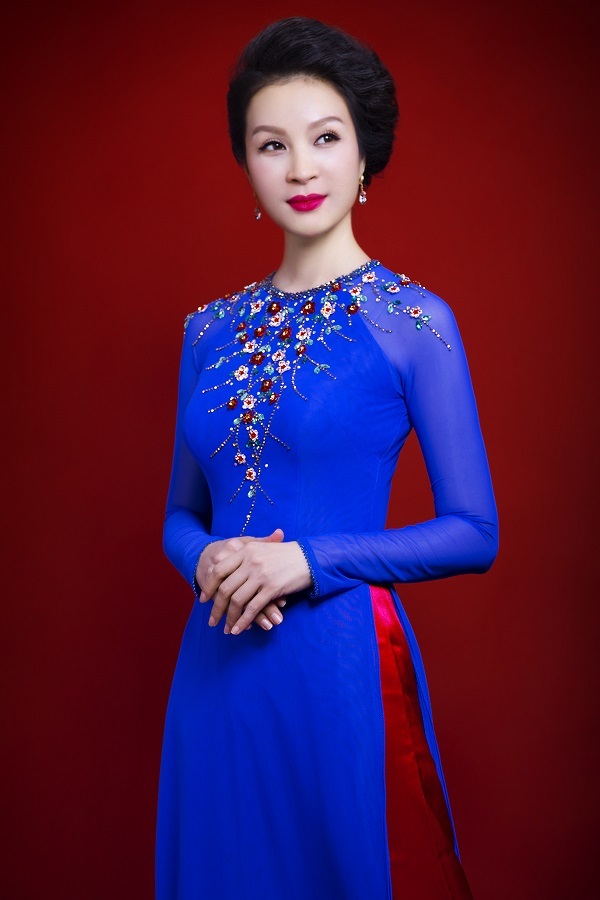 "MC không tuổi" Thanh Mai biến hóa cùng tà áo dài Việt - 6 Những họa tiết bông hoa điểm xuyết trên thân áo càng khiến cho nhan sắc của Thanh Mai thêm rạng rỡ.