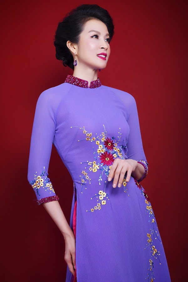 "MC không tuổi" Thanh Mai biến hóa cùng tà áo dài Việt - 9 Nụ cười nhẹ nhàng cùng tà áo dài thướt tha càng tôn lên nét duyên dáng của người phụ nữ.