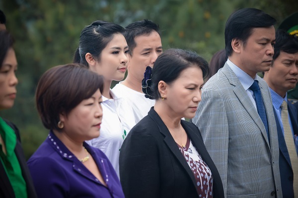 Hoa hậu Ngọc Hân trồng cây tại khu mộ Đại tướng Võ Nguyên Giáp - 2 Hoa hậu Ngọc Hân trồng cây tại khu mộ Đại tướng Võ Nguyên Giáp