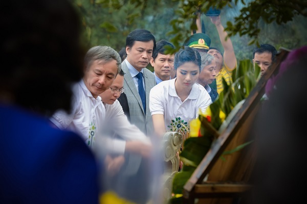 Hoa hậu Ngọc Hân trồng cây tại khu mộ Đại tướng Võ Nguyên Giáp - 3 Hoa hậu Ngọc Hân trồng cây tại khu mộ Đại tướng Võ Nguyên Giáp