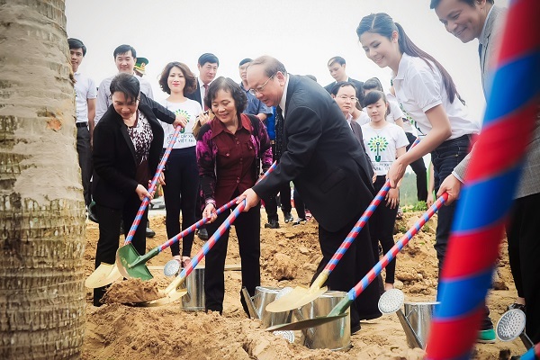 Hoa hậu Ngọc Hân trồng cây tại khu mộ Đại tướng Võ Nguyên Giáp - 4 Hoa hậu Ngọc Hân trồng cây tại khu mộ Đại tướng Võ Nguyên Giáp