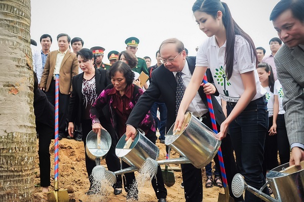 Hoa hậu Ngọc Hân trồng cây tại khu mộ Đại tướng Võ Nguyên Giáp - 6 Hoa hậu Ngọc Hân trồng cây tại khu mộ Đại tướng Võ Nguyên Giáp
