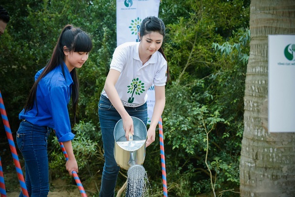 Hoa hậu Ngọc Hân trồng cây tại khu mộ Đại tướng Võ Nguyên Giáp - 7 Hoa hậu Ngọc Hân trồng cây tại khu mộ Đại tướng Võ Nguyên Giáp