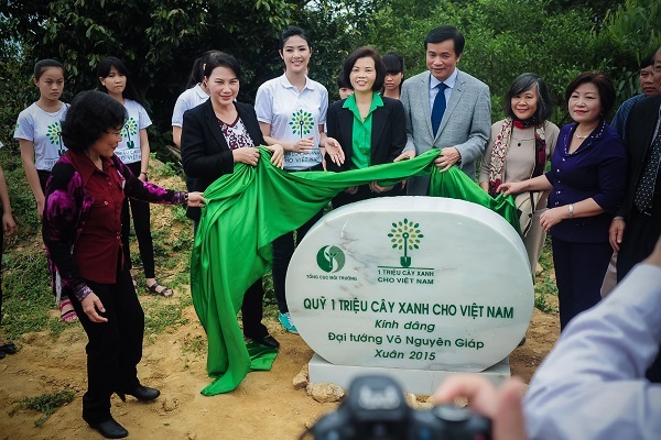 Hoa hậu Ngọc Hân trồng cây tại khu mộ Đại tướng Võ Nguyên Giáp - 8 Hoa hậu Ngọc Hân trồng cây tại khu mộ Đại tướng Võ Nguyên Giáp