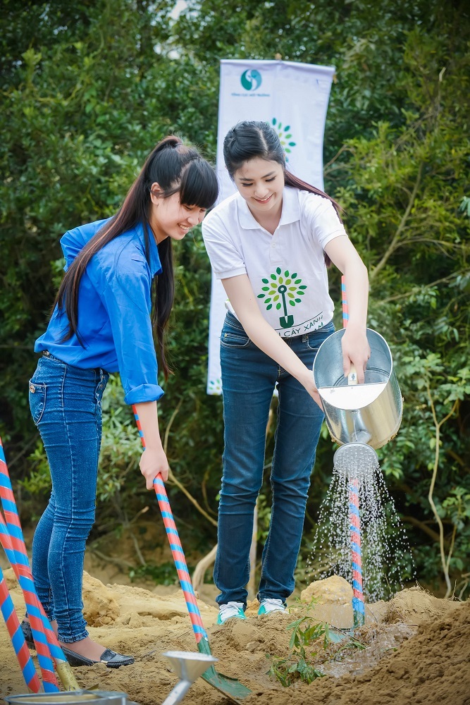 Hoa hậu Ngọc Hân trồng cây tại khu mộ Đại tướng Võ Nguyên Giáp - 11 Hoa hậu Ngọc Hân trồng cây tại khu mộ Đại tướng Võ Nguyên Giáp